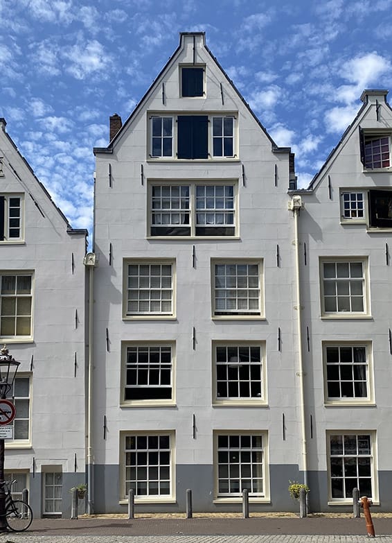 A housefront of white houses.